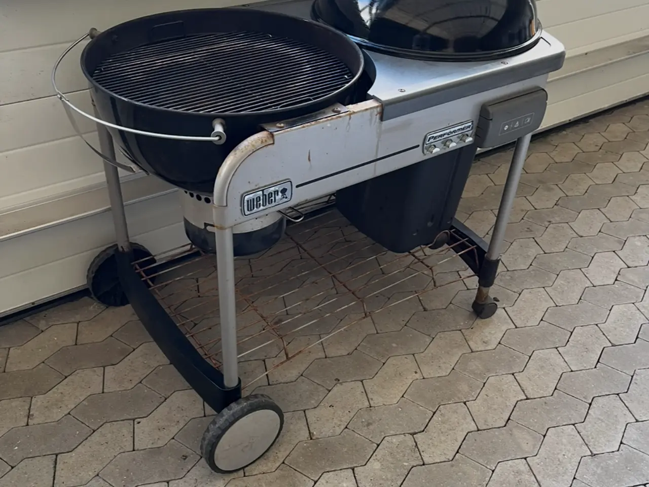 Billede 3 - Weber Kul grill på bord med hjul. 