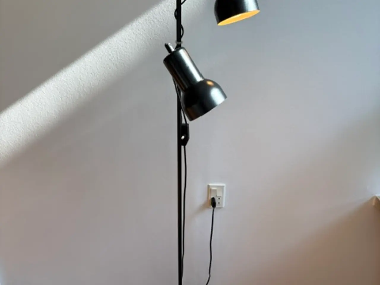 Billede 5 - Gulvlampe med to justerbare spots i sort