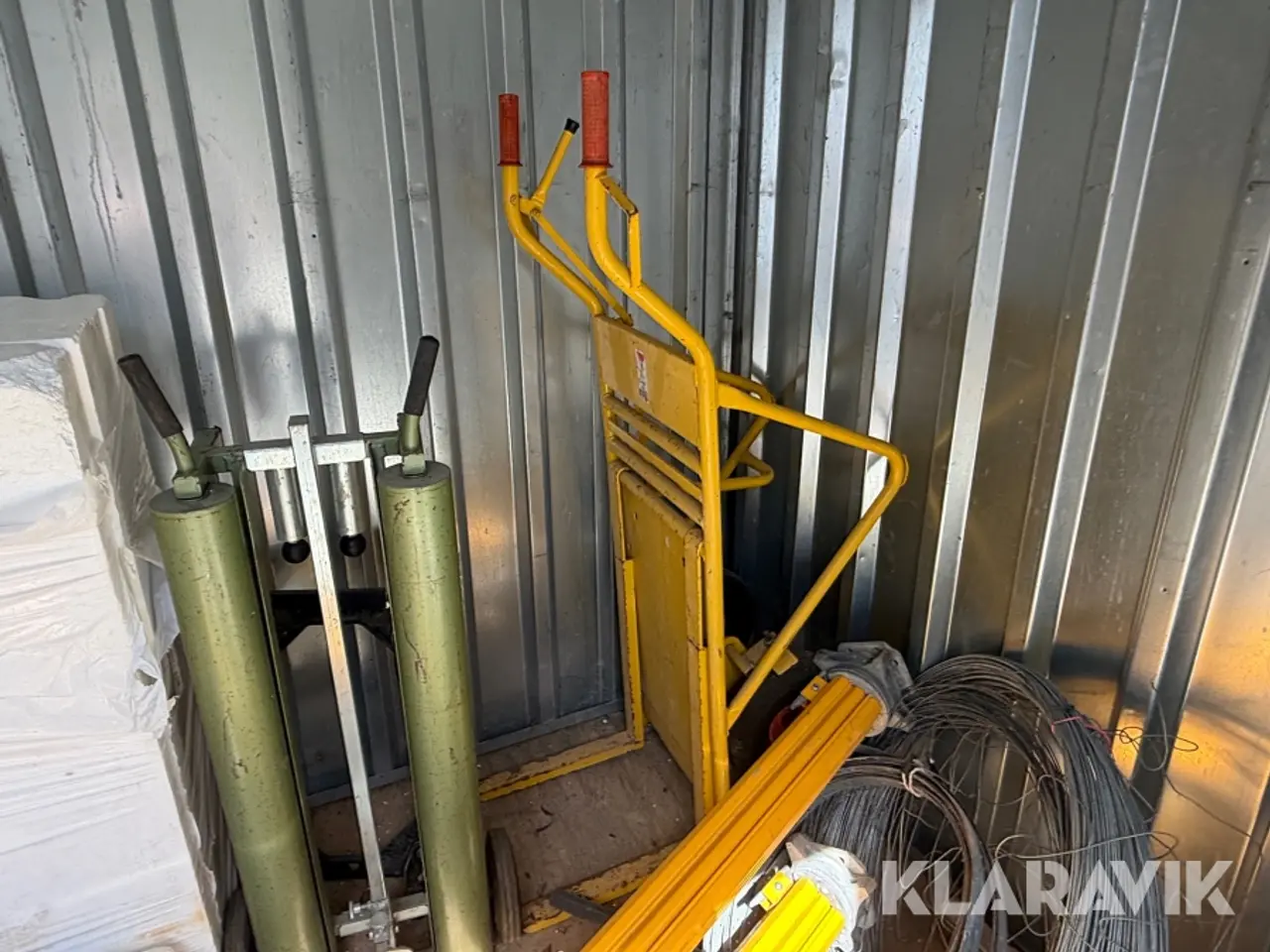 Billede 12 - Blikskur med indhold og container låsebom