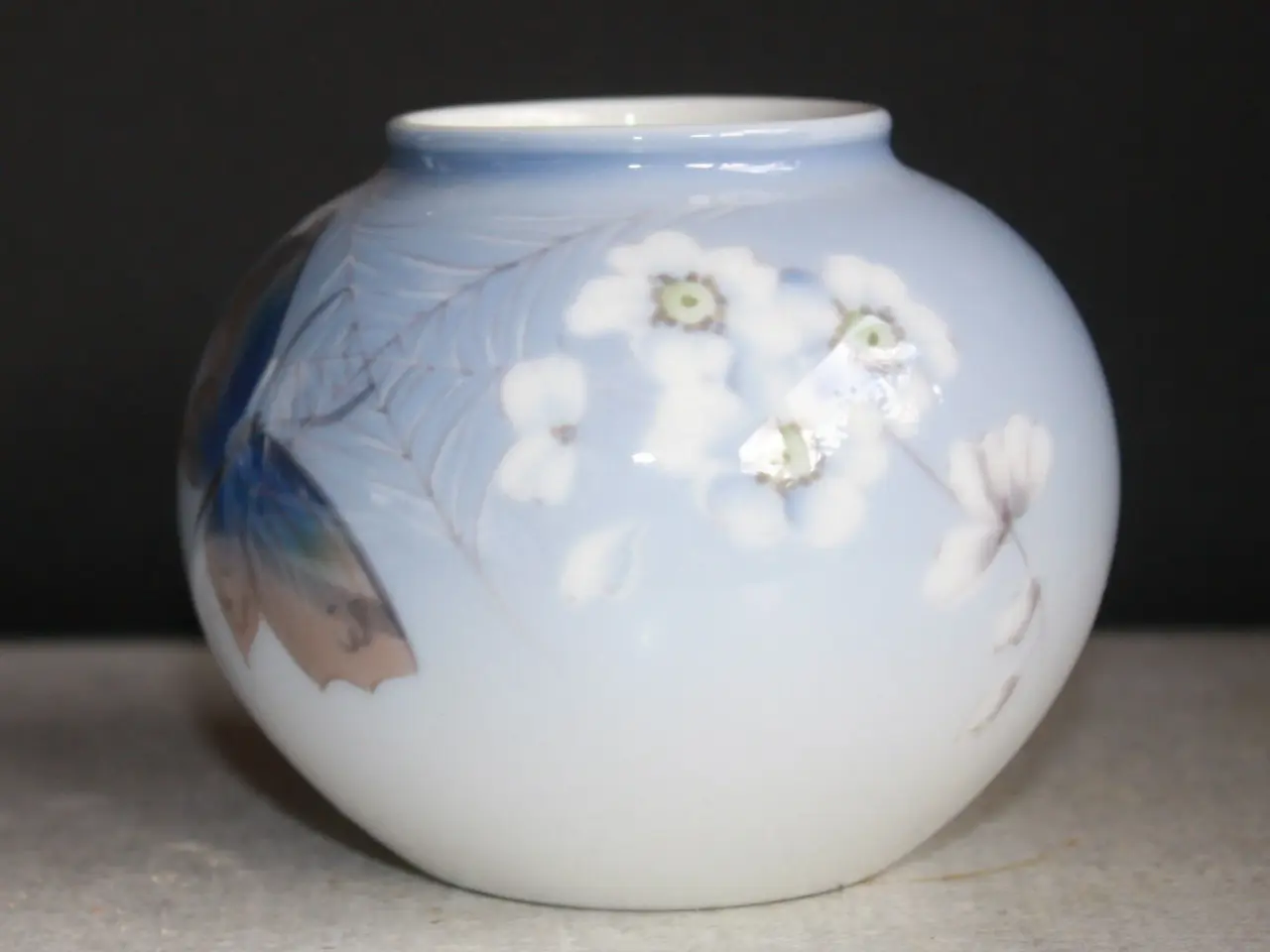 Billede 2 - Vase med sommerfugle fra Royal Copenhagen