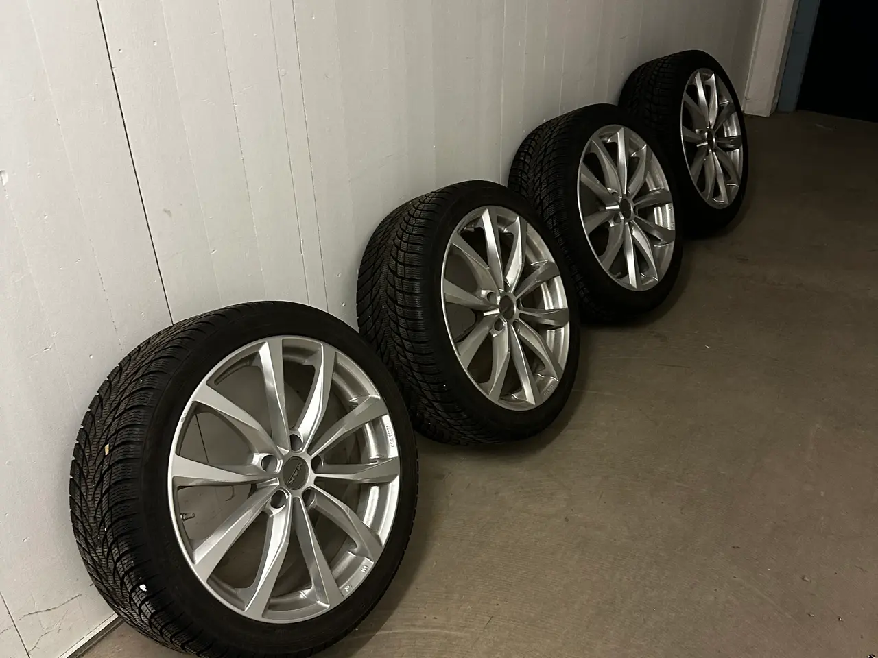 Billede 1 - Vinterdæk med alufælge til Tesla Model 3
