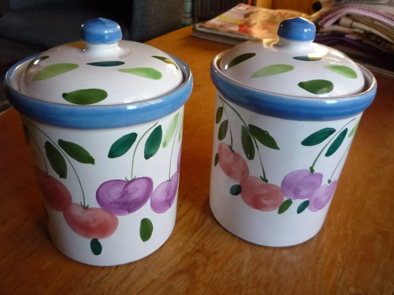 Billede 1 - 2 store håndmalede krukker med låg