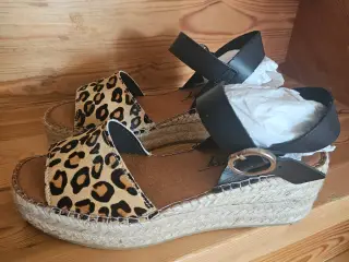 UBRUGTE SANDALER
