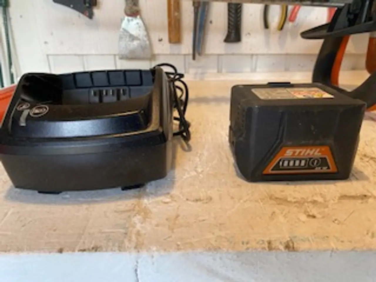 Billede 2 - Oplader og batteri til Stihl HSA 56