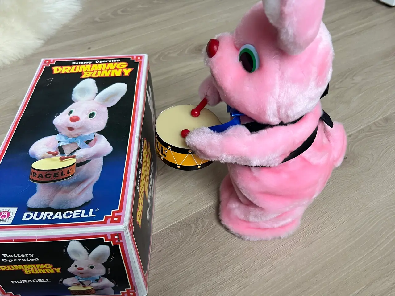 Billede 2 - Duracell Battery Operated Drumming Bunny