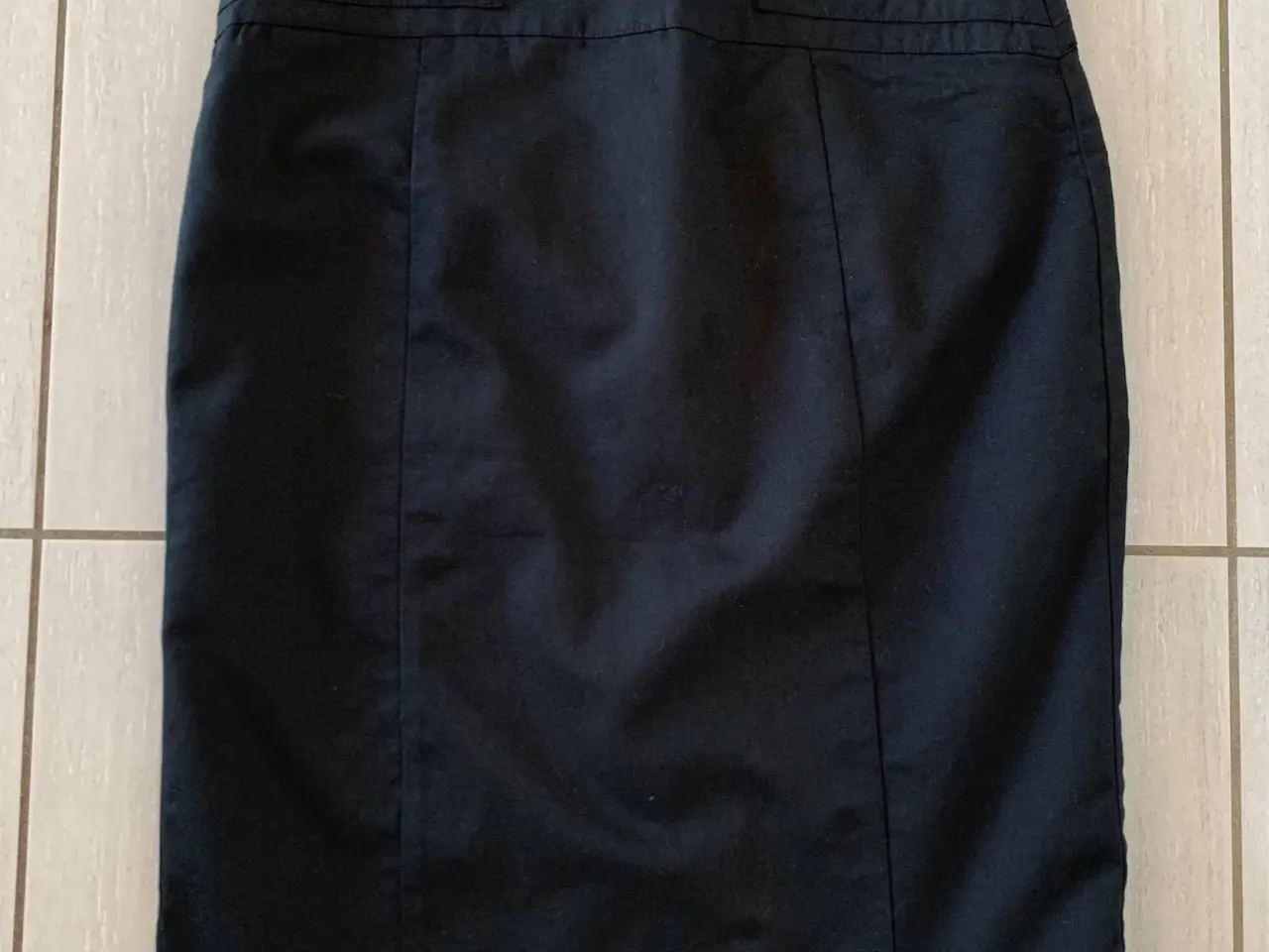 Billede 1 - Vero Moda højtaljet nederdel, str. 40