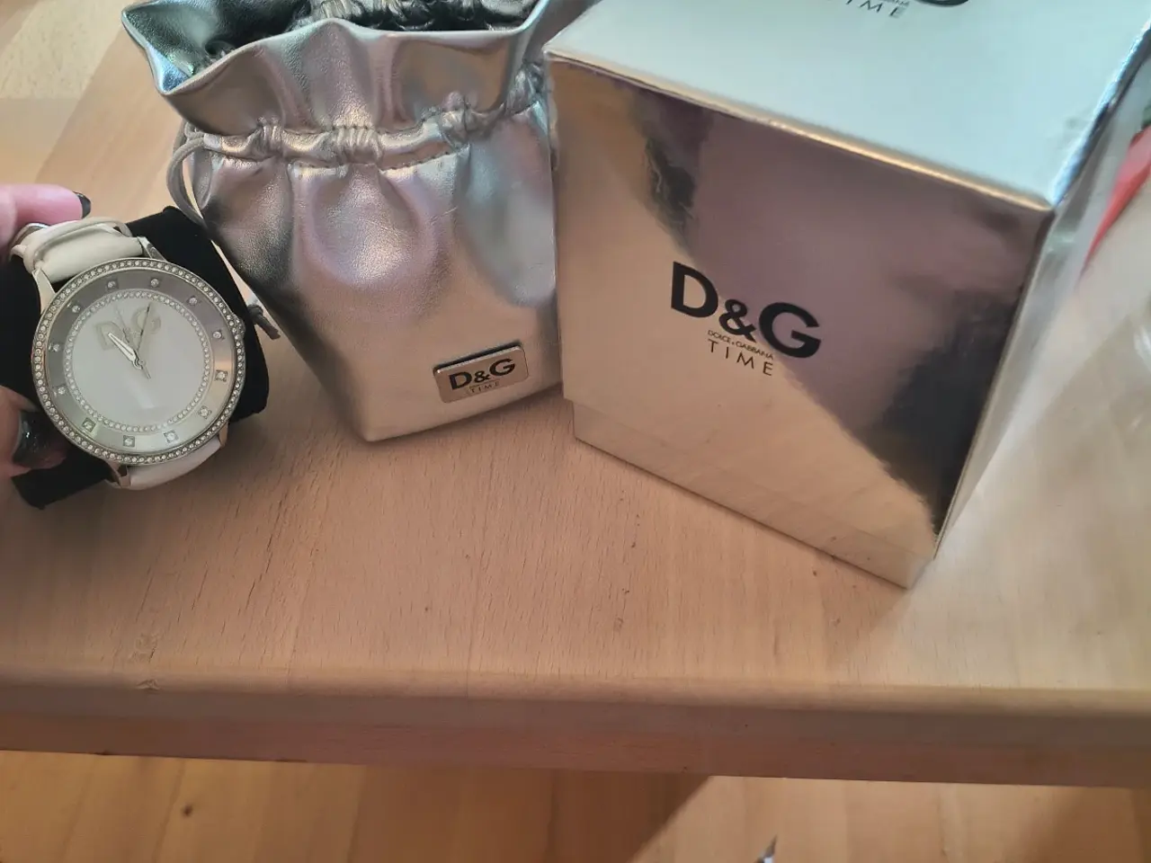 Billede 5 - Ældre D&G ur sælges.