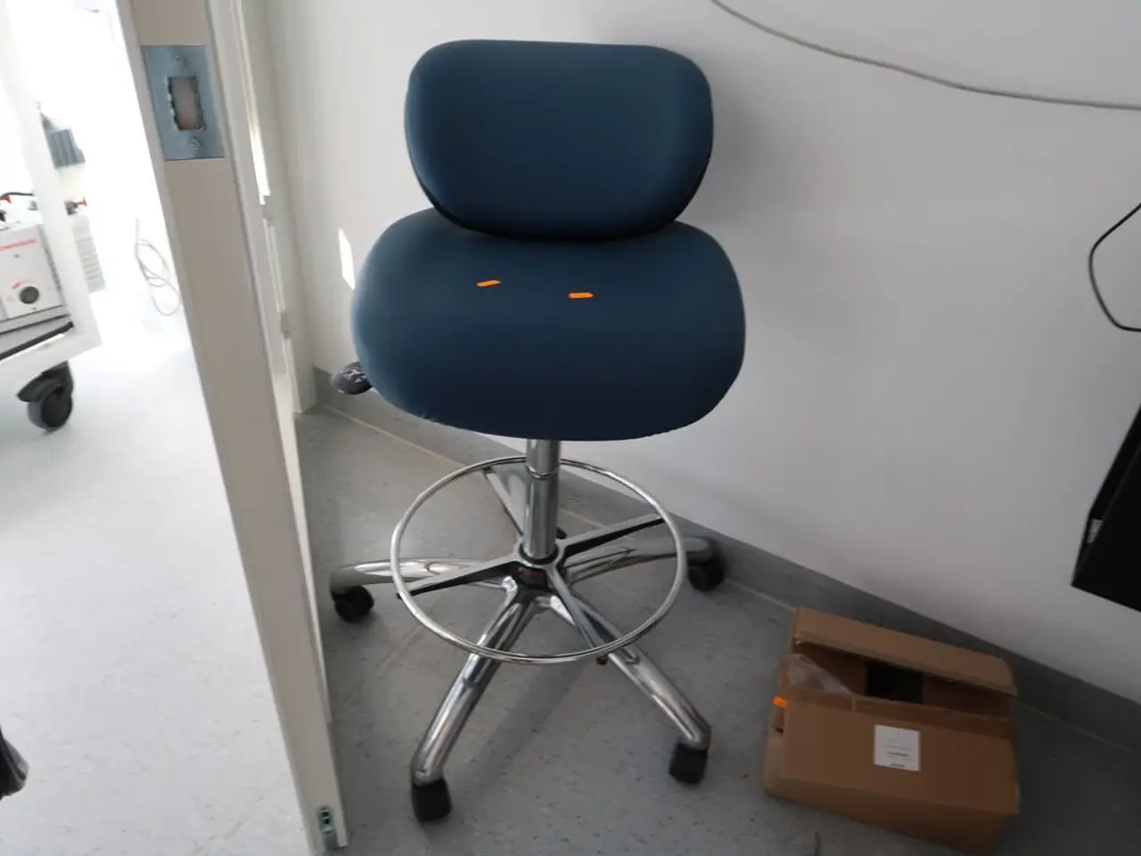 Billede 1 - Laboratoriestol VELA MEDICAL CHAIRS