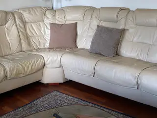 Lys læderhjørnesofa til 7 personer