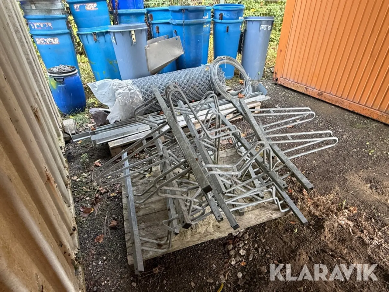 Billede 2 - Trådhegn med stolper & 6 cykel stativer