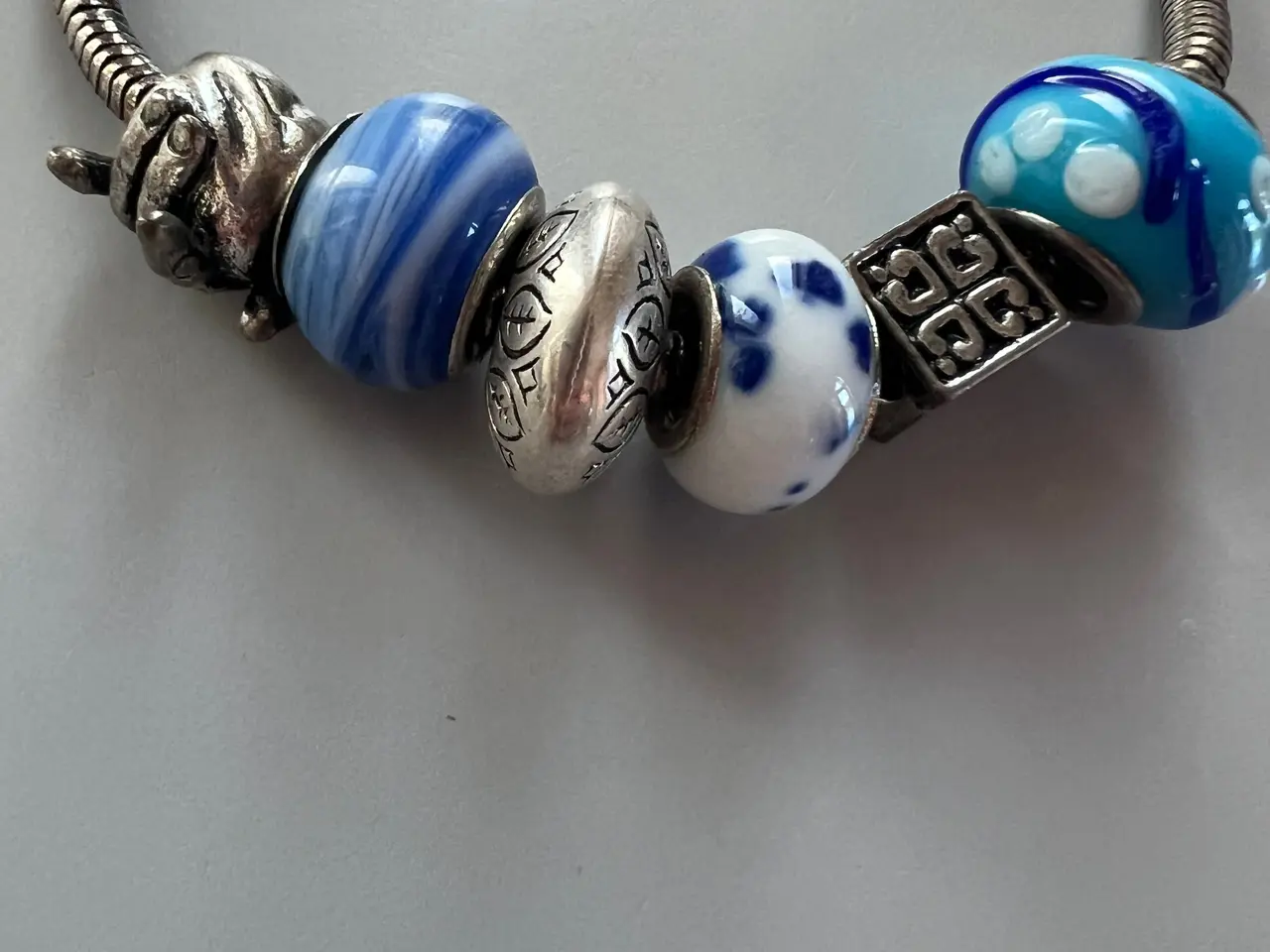 Billede 2 - Smukke armbånd med charms