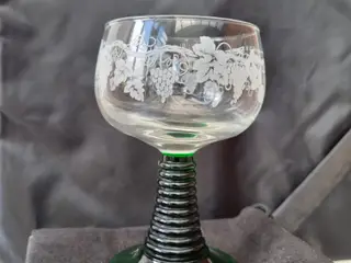 Rømer glas med grøn fod