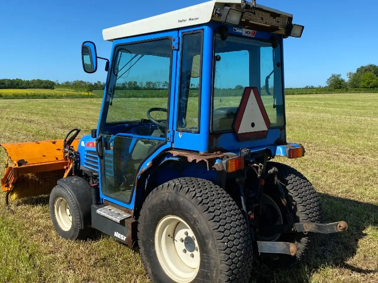 Billede 4 - Iseki TF330  Compact tractor with Nesbo FH1300 Hydraulic front-mounted sweeper
