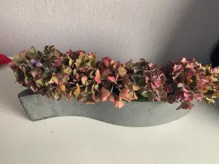Blomsterdekoration i sjov opsats