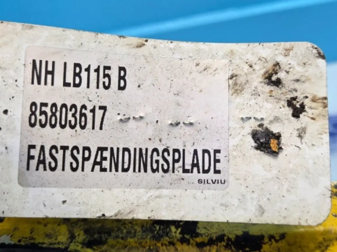 Billede 13 - New Holland LB115B Fastspændingsplade 85803617