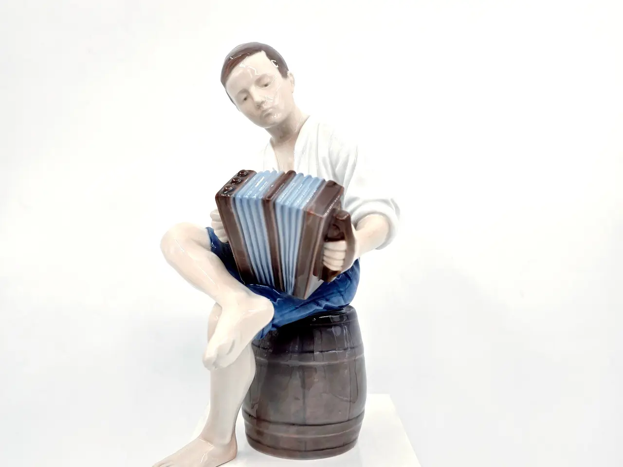 Billede 1 - B & G Figur Harmonikaspiller nr. 1661. Sortering 1
