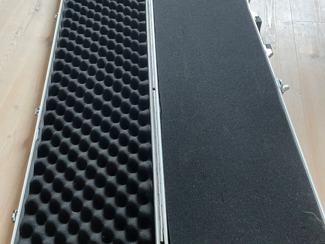 Billede 2 - Riffelkuffert med hjul i aluminium/flygodkendt