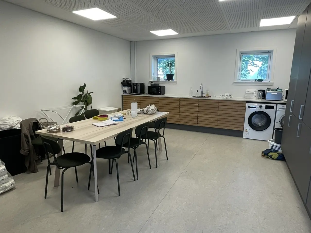 Billede 8 - Central facadebutik med terrasse og store fællesarealer.
