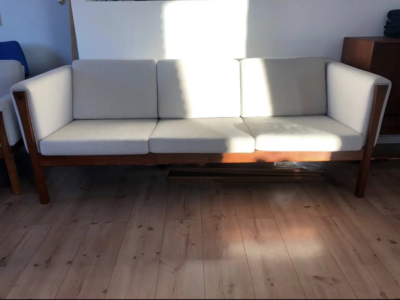 Billede 3 - Hans J. Wegner 3-personers sofa med træstel og lys