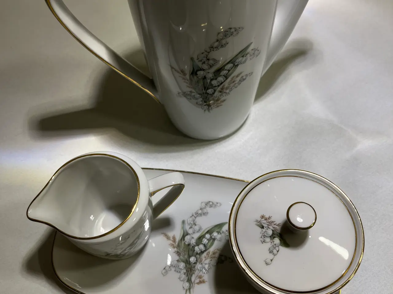 Billede 4 - Liljekonval med guldkant i porcelæn fra Bavaria