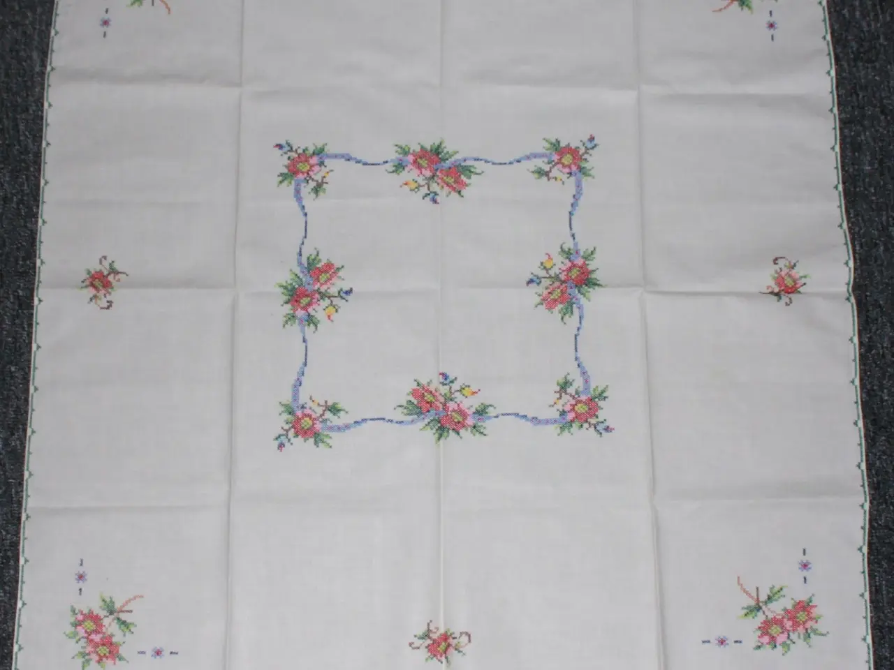 Billede 3 - Lille dug 87 x 87 cm, m. 4 servietter