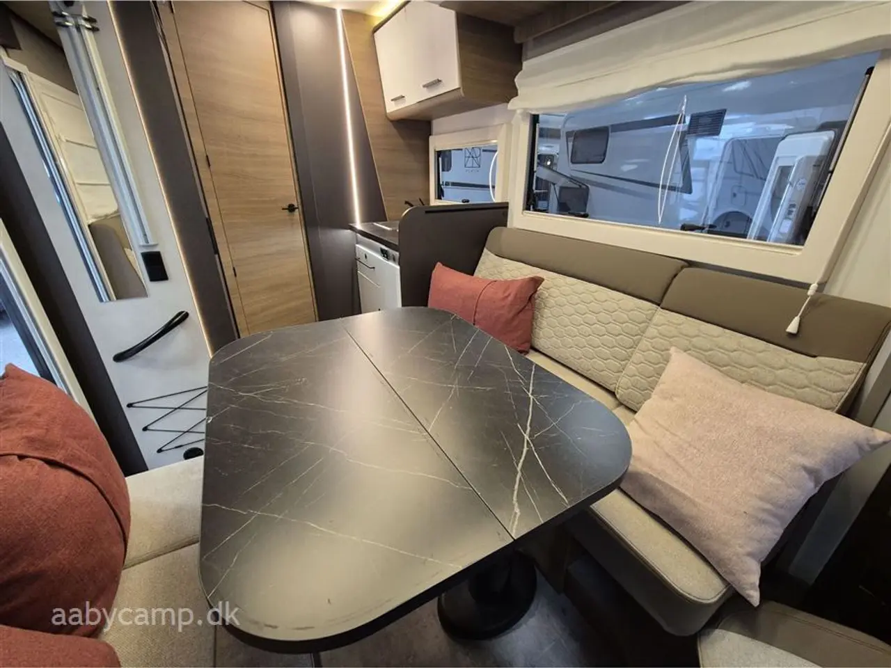 Billede 8 - 2027 - Benimar Yrteo 885 En lille veludstyret camper med et fantastisk rummeligt indre på kun 6,39 meter.