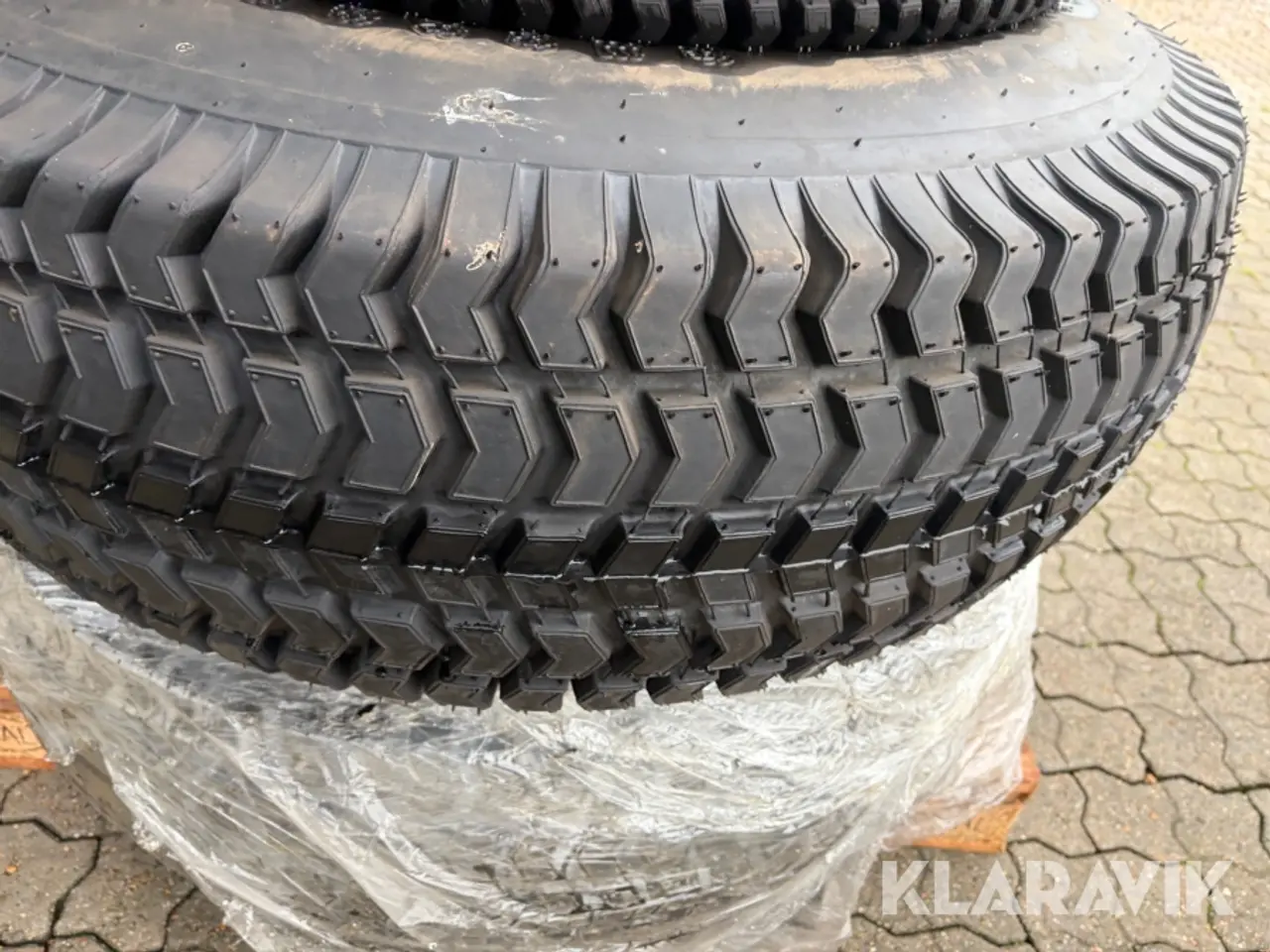 Billede 6 - Kompakttraktor dæk 2 x 31x9.5 og 2 x 13-20