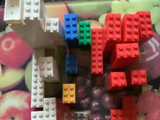 82 ældre Legoklodser. Giv bud.
