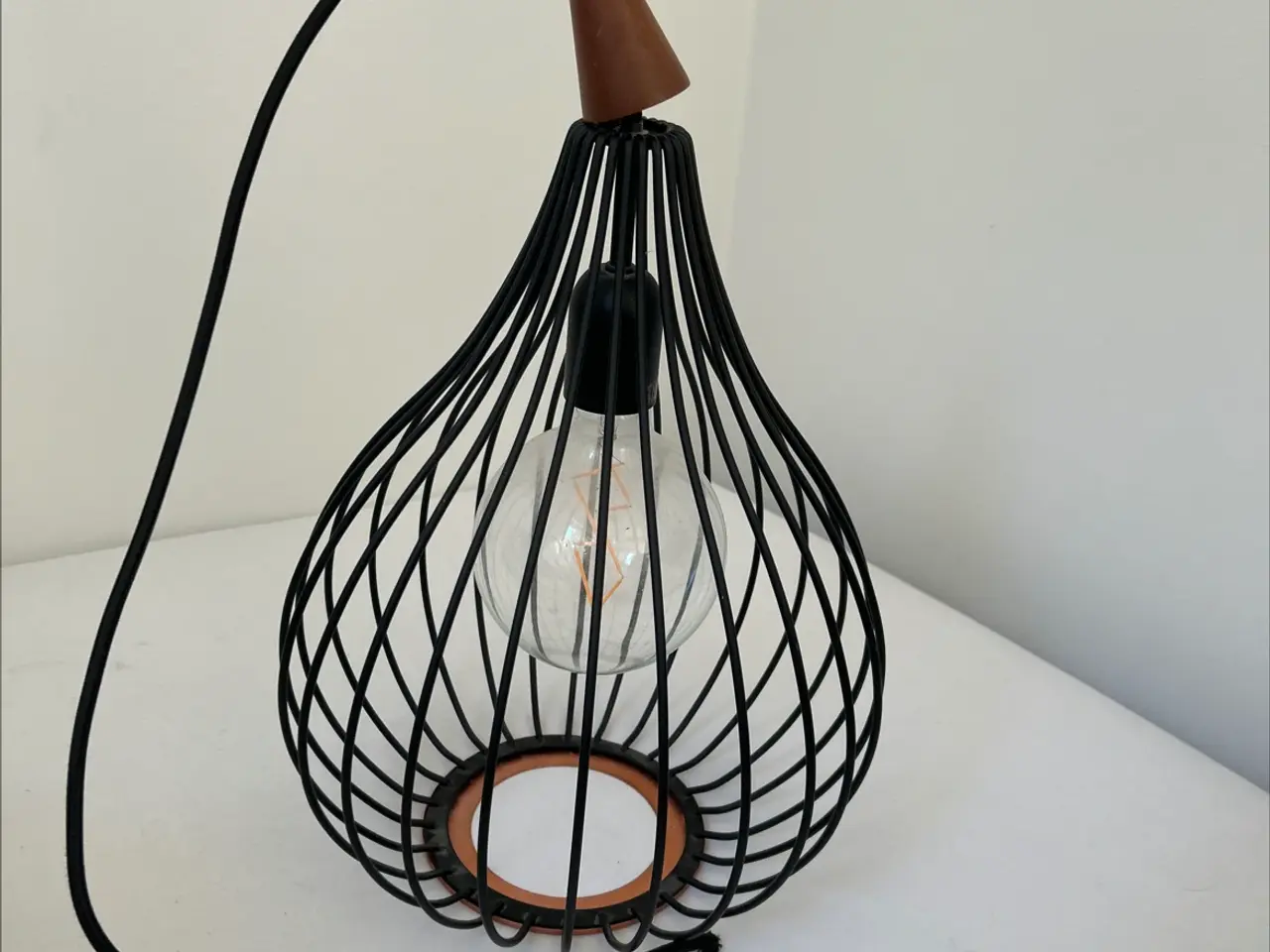Billede 1 - Loftlampe sort matmetal med pære