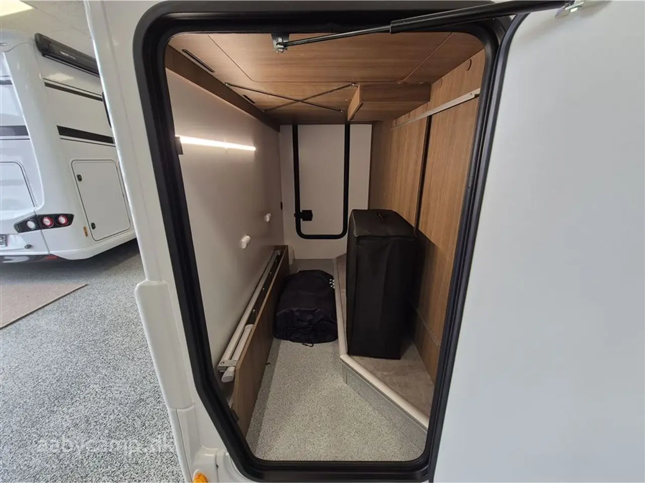 Billede 23 - 2027 - Benimar Yrteo 885 En lille veludstyret camper med et fantastisk rummeligt indre på kun 6,39 meter.