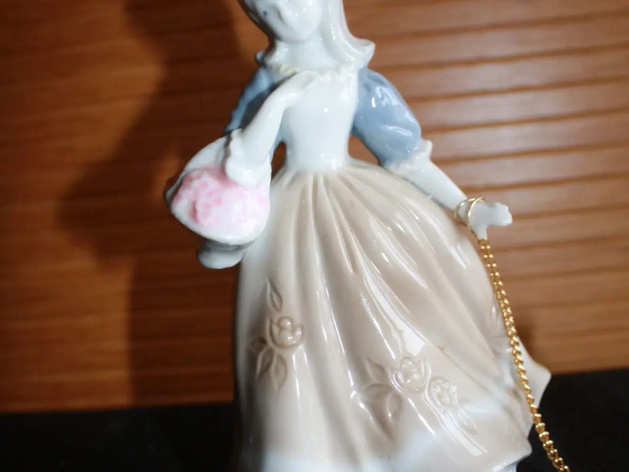 Billede 2 - Figur af ung pige med hund
