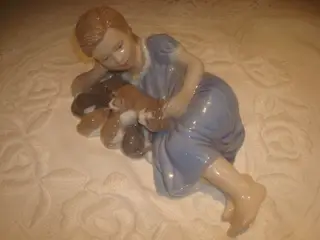 PIGE LIGGENDE M/KATTEFAMILIE, aldrig stået fremme,