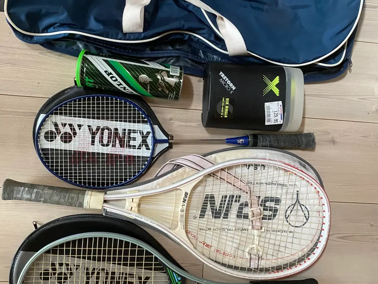 Billede 1 - Sæt i bag med tennis ketcher og bolde