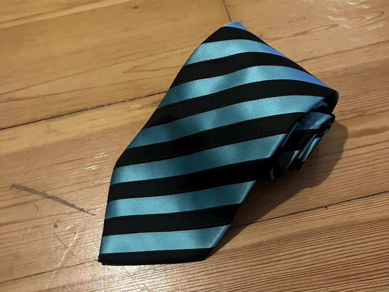 Billede 1 - Slips sort og lyseblå, polyester (ubrugt)