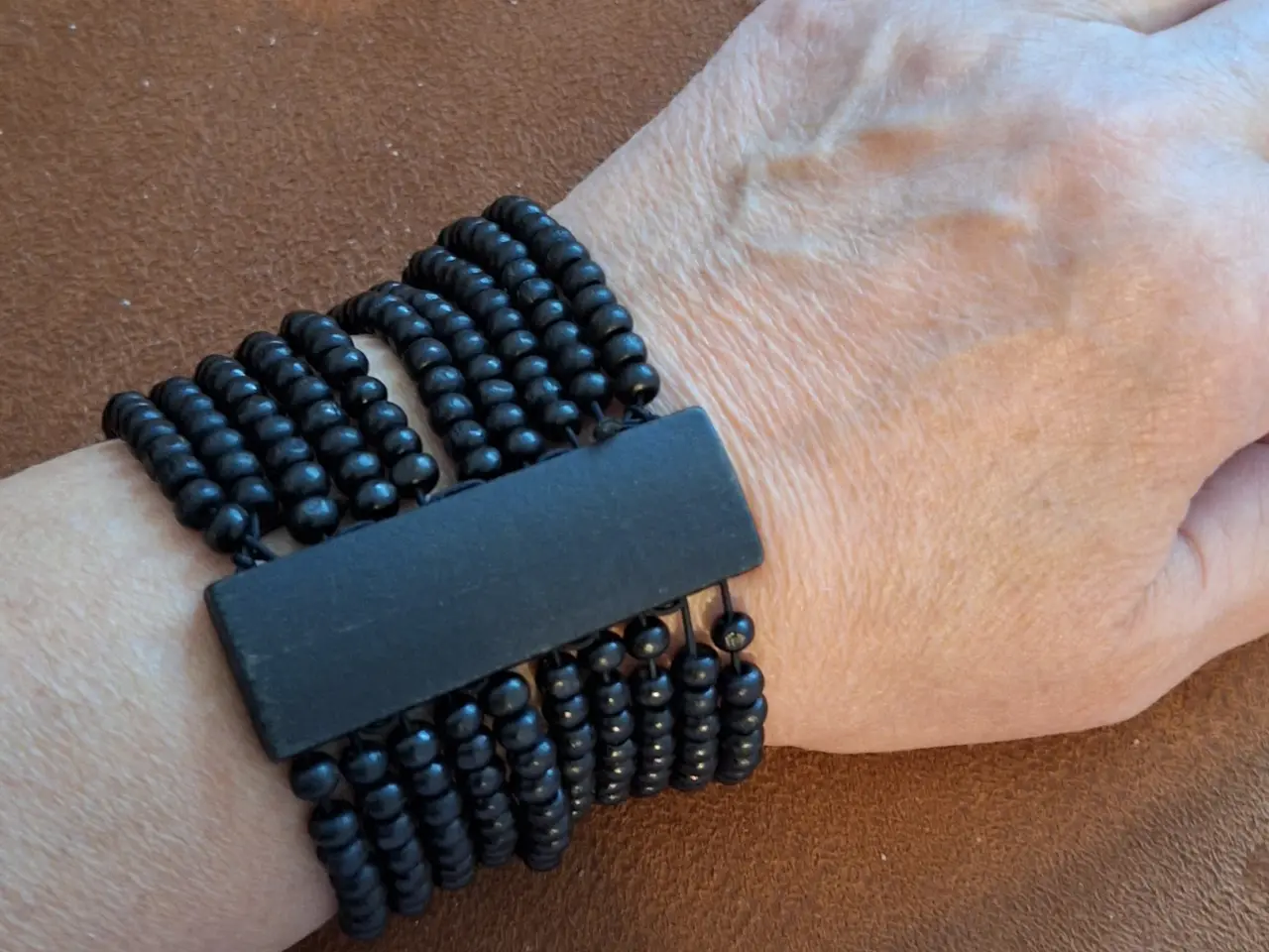 Billede 4 - Bredt armbånd af træperler 