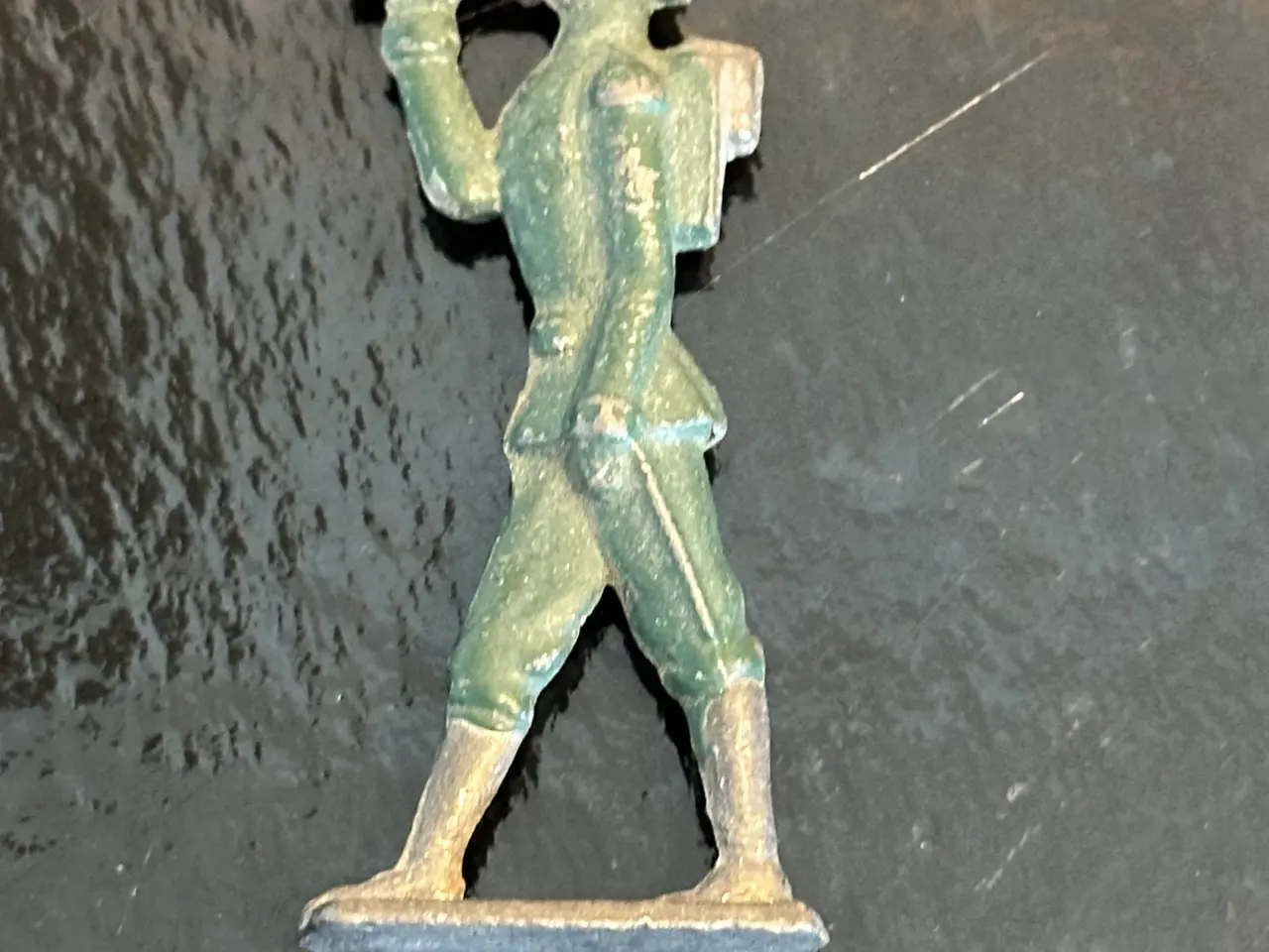 Billede 3 - To ældre soldatfigurer af tin sælges.