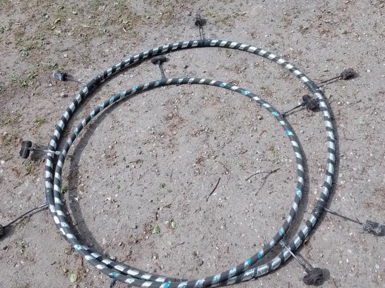 Billede 1 - 2 IldHula Hoop ringe med monteret fakkelhoveder 