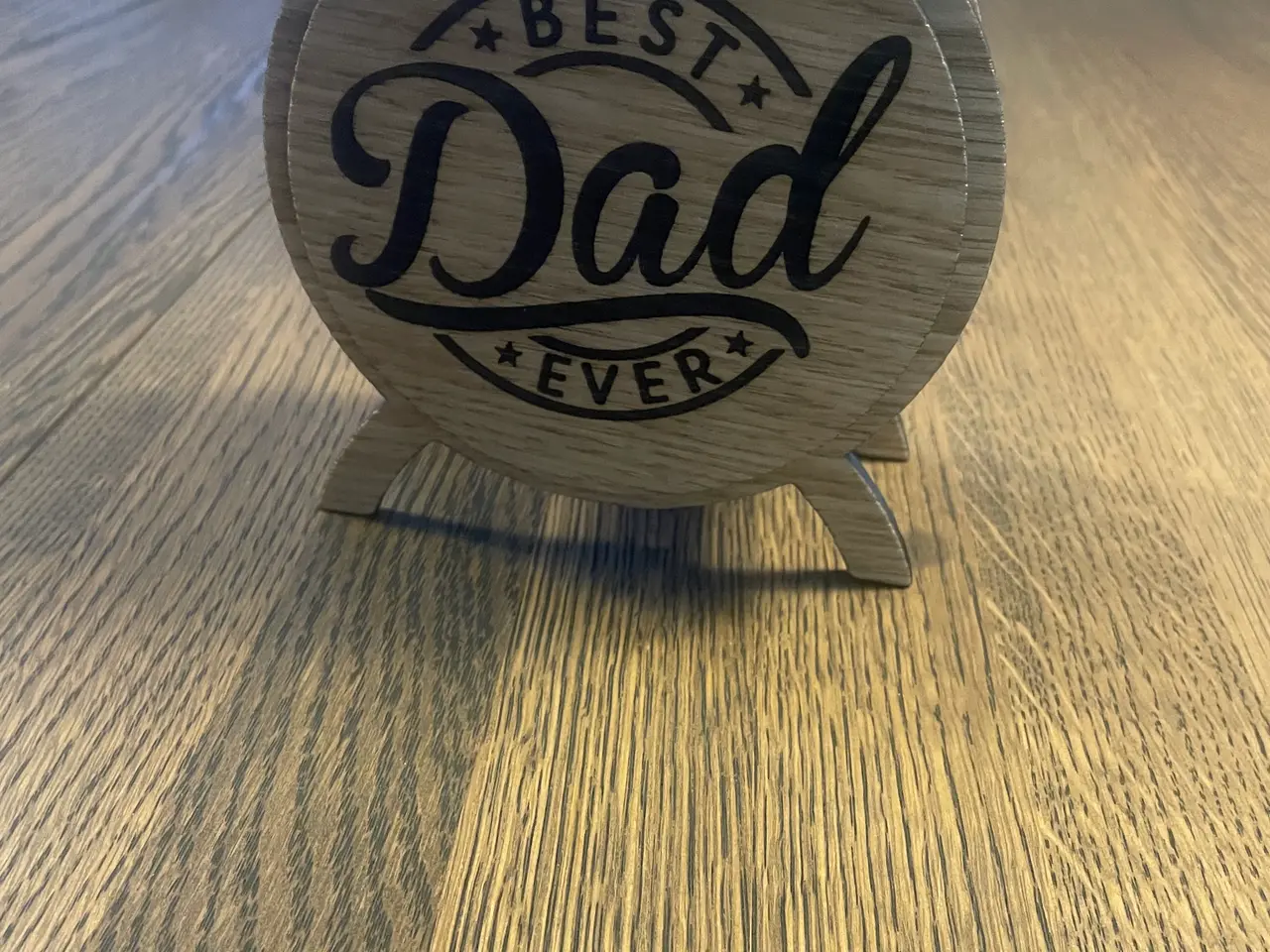 Billede 1 - Holder i træ, med 6 coasters, Farsdagsgave.