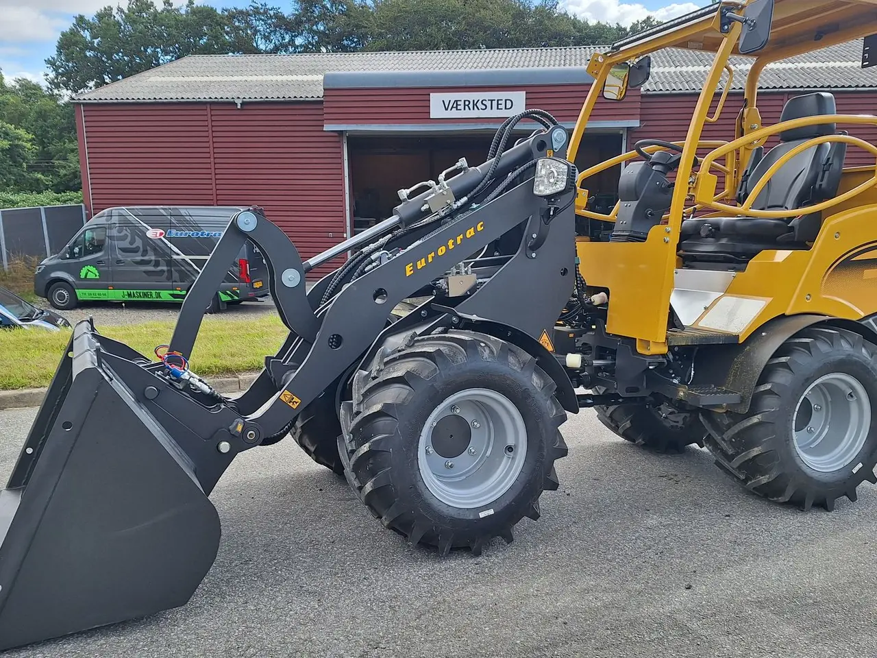 Billede 2 - Eurotrac W12S mellem tårn