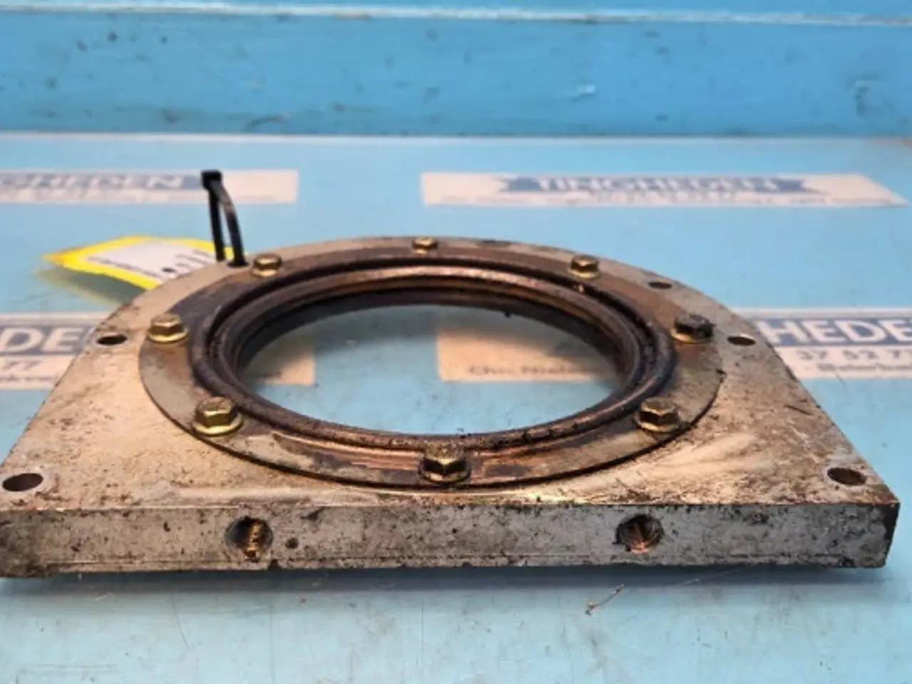 Billede 3 - John Deere 6125HZ001 Olietætningshus R116338