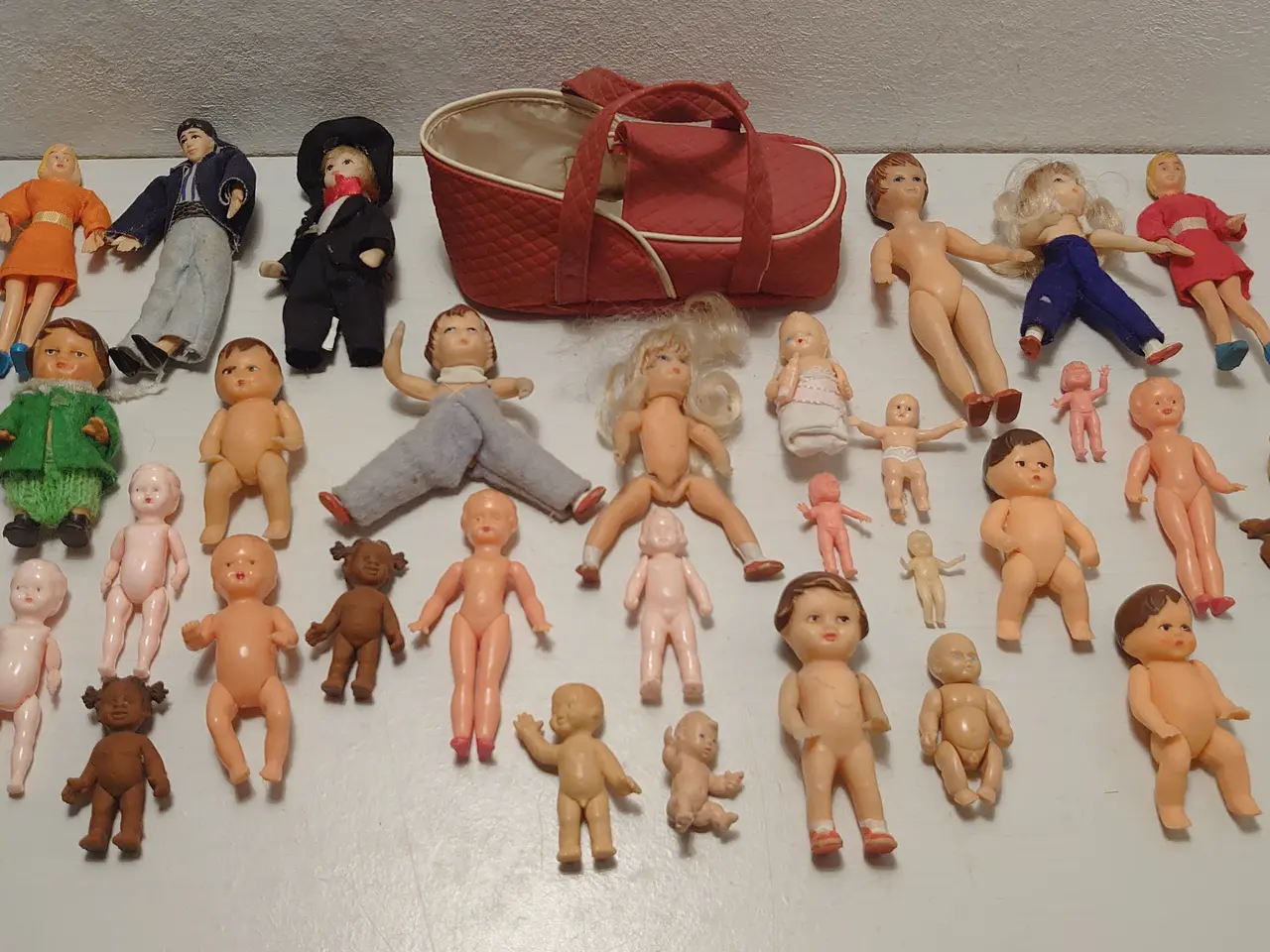 Billede 1 - 32 stk små vintage dukker samt dukkelift.
