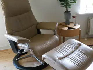 pæn og vel stressless wiev i sandfarve med skammel