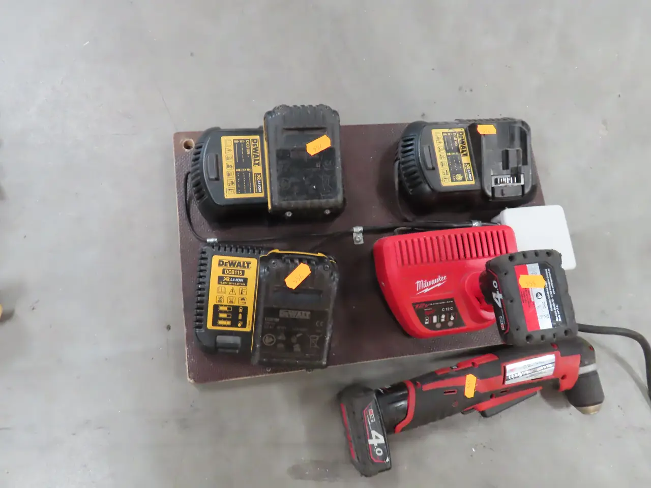 Billede 1 - 3 stk. Ladere samt 2 stk. Batterier DEWALT