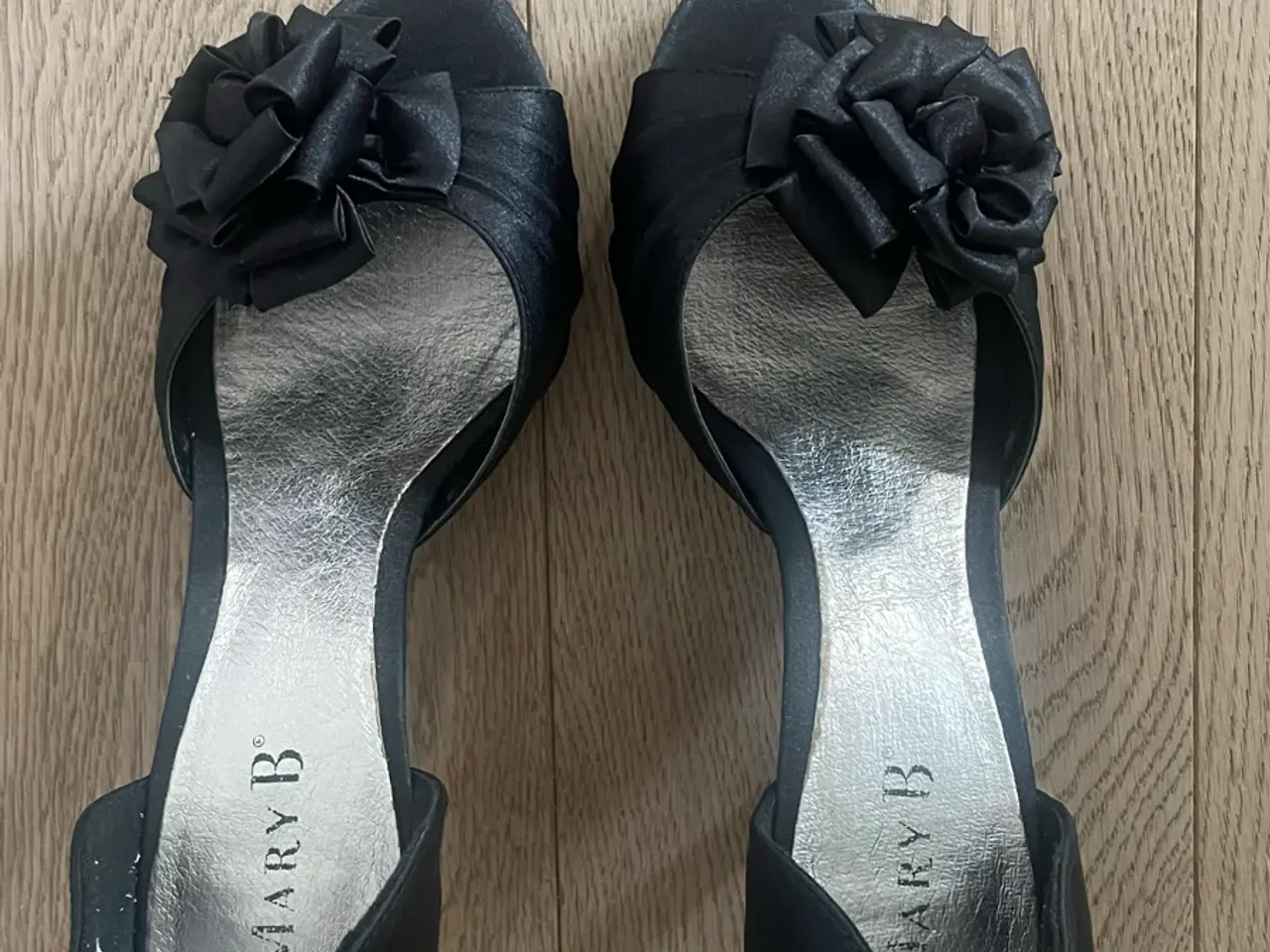 Billede 2 - Stiletter, str. 39 Mary B, Sort satin, som ny