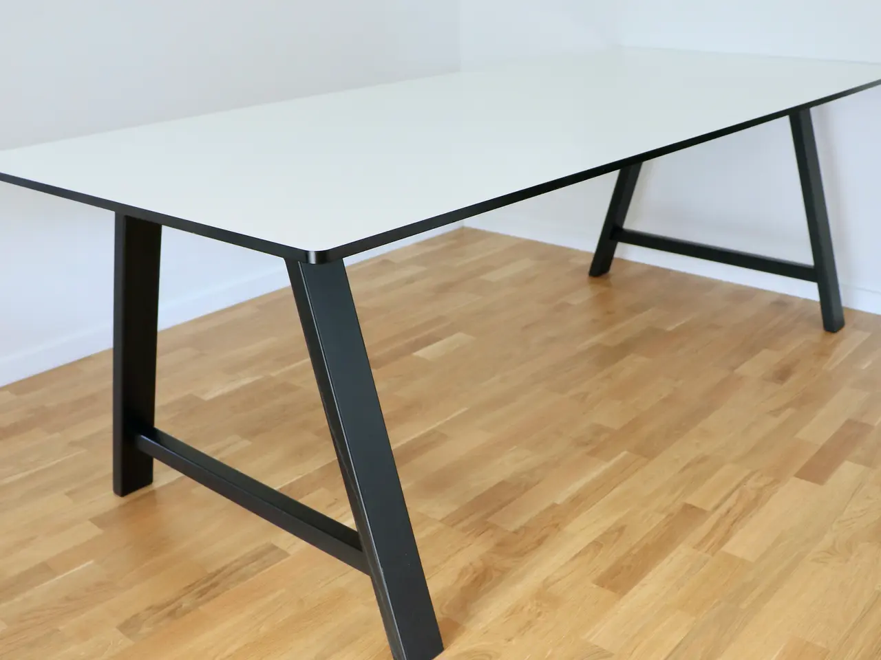 Billede 1 - ANDERSEN T1 SPISEBORD – HVID / SORT