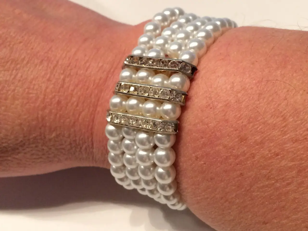 Billede 1 - Armbånd, look a like ferskvandsperler og rhinsten