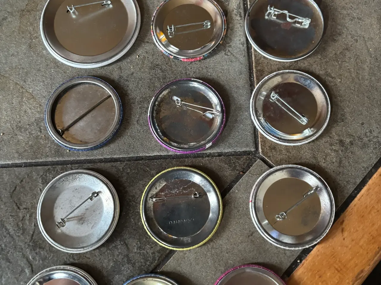 Billede 6 - 15 vintages badges sælges samlet
