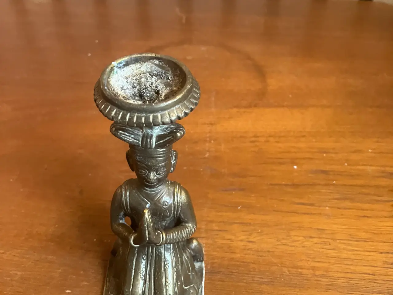 Billede 3 - Antik bedende figur i bronze eller messing legerin