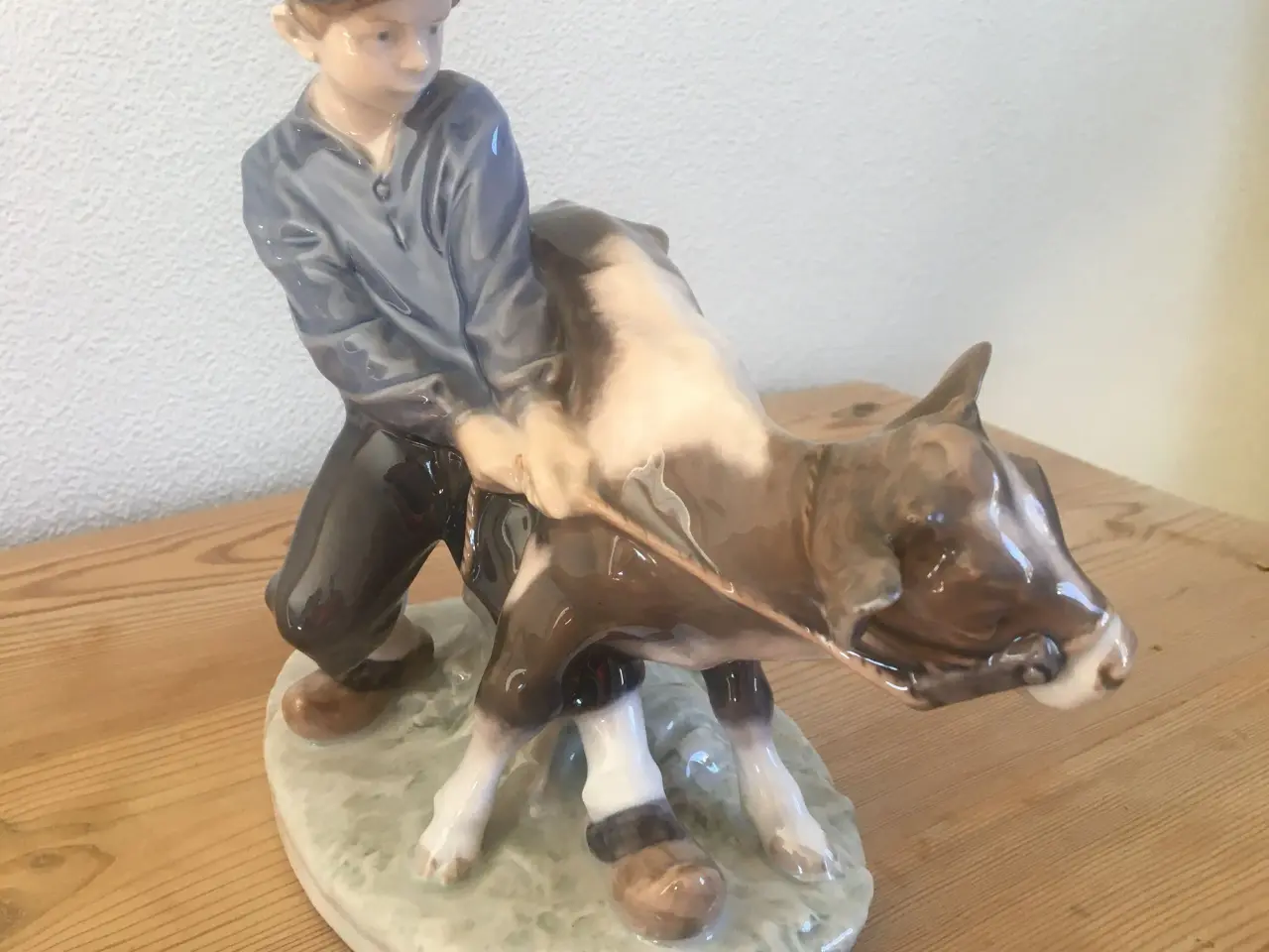 Billede 1 - Royal Copenhagen figur, dreng med kalv.