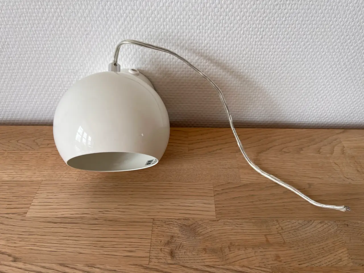 Billede 3 - Hvid retro BALL kuglelampe med magnet